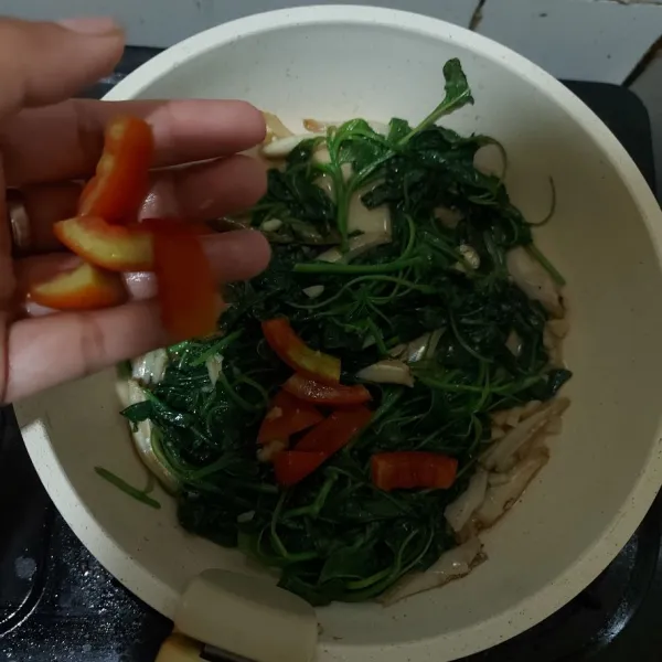 Masukkan tomat sesaat sebelum kompor dimatikan. Siap disajikan.