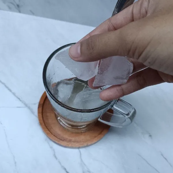 Masukkan es batu.