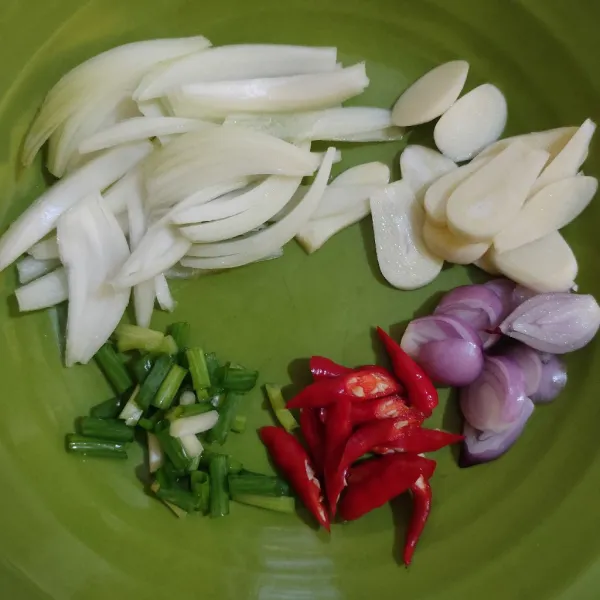 Iris bawang bombai, bawang merah, bawang putih, cabai, dan daun bawang.