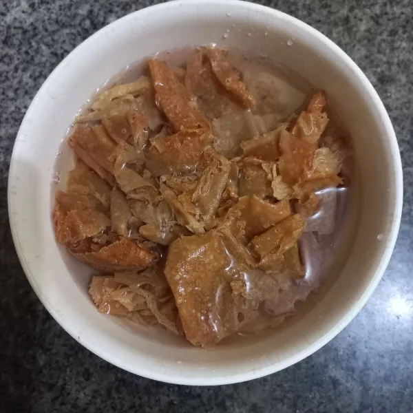 Rendam beberapa kerak tahu kering hingga lunak.