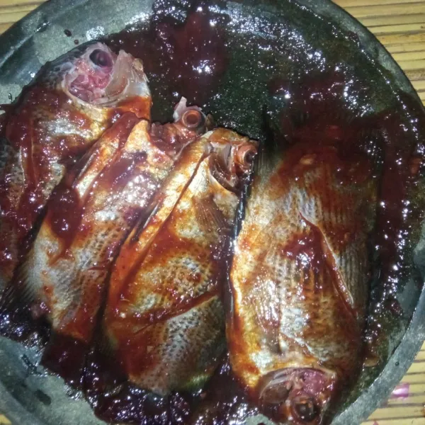 Lumuri ikan dengan bumbu halus. Marinasi minimal 15 menit.