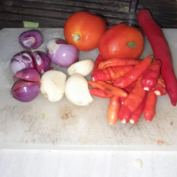 Siapkan bahan sambel yaitu tomat, cabe rawit, cabe besar, bawang merah dan bawang putih lalu chopper.