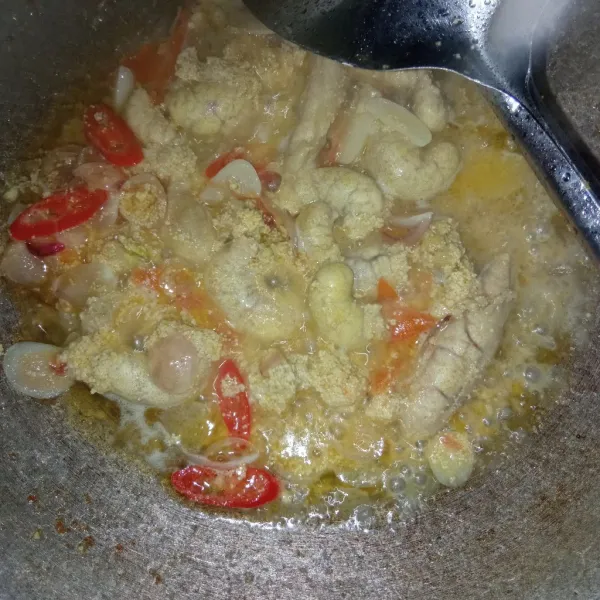 Masukan telur ikan, tambahkan air. Masak sampai telur ikan matang. Sesekali diaduk perlahan supaya tidak hancur.