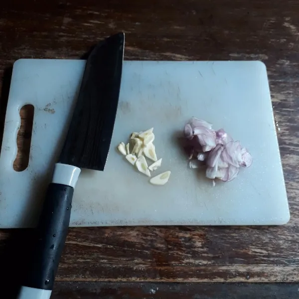 Iris tipis bawang putih, bawang merah dan cabai.