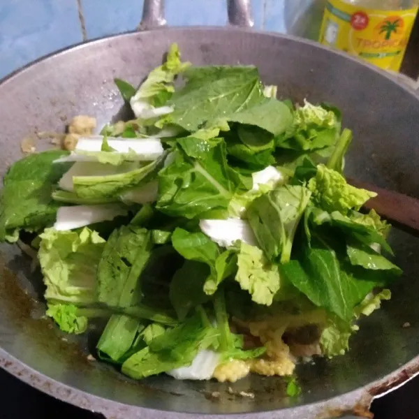 Masukkan sawi hijau dan putih, masak sampai sayuran kempis dan empuk.
