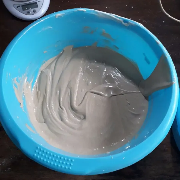 Tambahkan pasta moka, aduk rata kembali