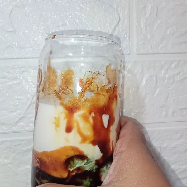 Tuang susu evaporasi dan whipping cream ke dalam gelas