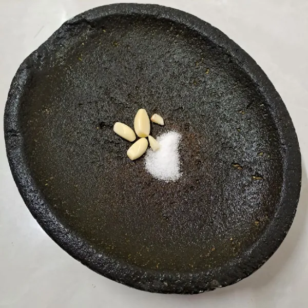 Bumbu marinasi : Uleg halus bawang putih dan garam. Beri air secukupnya.