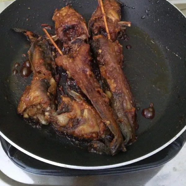 Bakar lele sembari diolesi bumbu hingga semua sisi merata dan matang. Angkat dan sajikan.