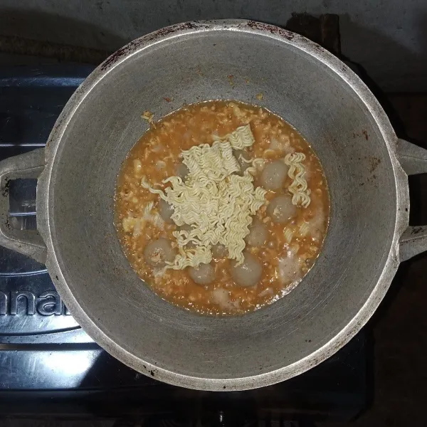 Masukkan cilok dan mie Instan, masak sampai mie matang dan sampai kuah menyusut. Koreksi rasa, angkat dan sajikan Seblak Cilok Kuah Nyemek selagi panas.