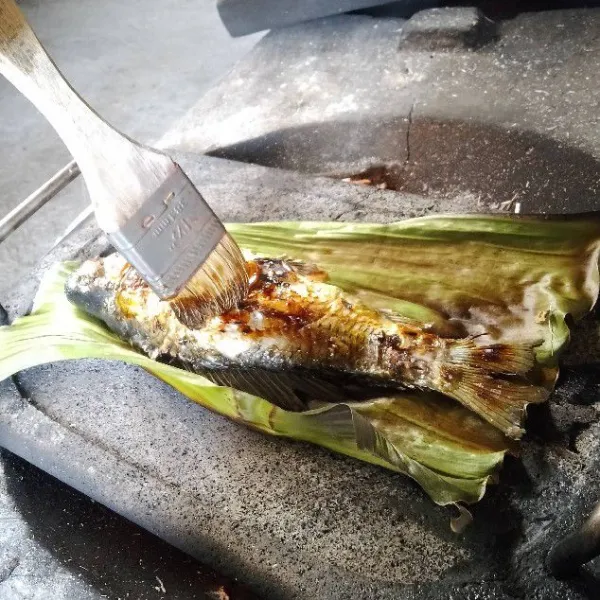 Olesi ikan dengan bumbu olesan.