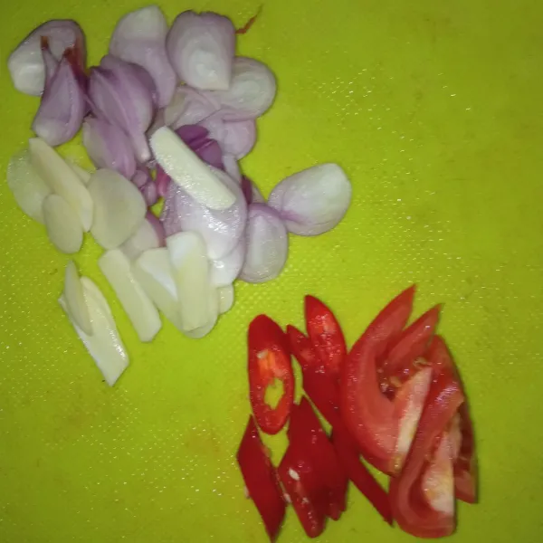 Iris bawang, cabe dan tomat.