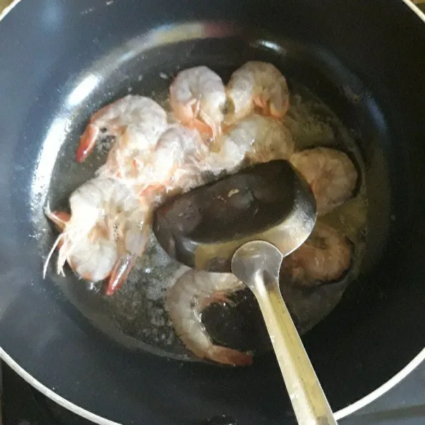 Tumis udang sampai matang.