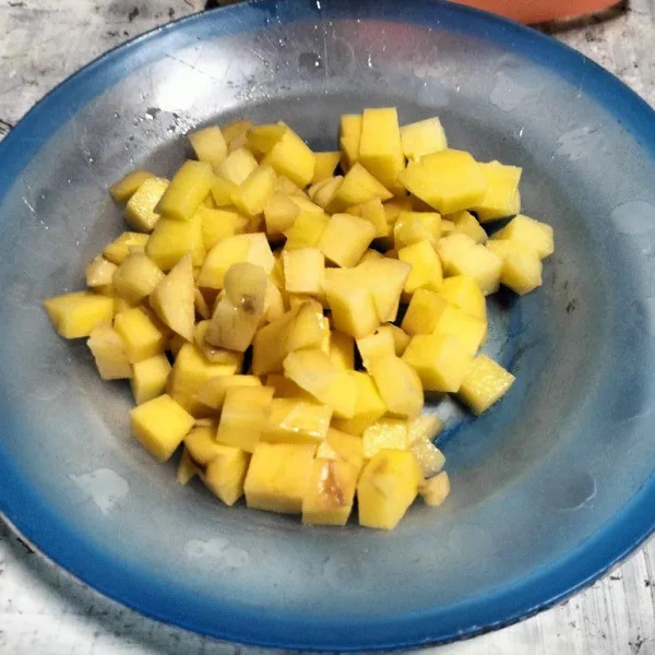 Potong dadu kentang menjadi ukuran kecil.