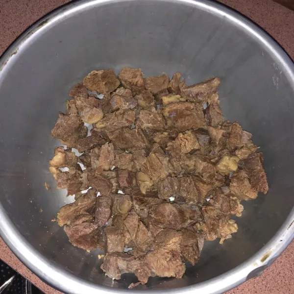 Rebus daging selama 30-45 menit, lalu potong dadu daging.