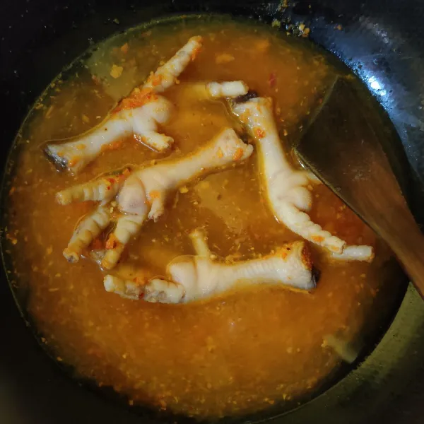 Masukkan air, kaldu bubuk, garam dan gula pasir. Masak hingga mendidih, tes rasa.