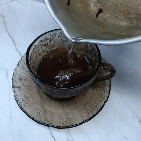 Masukkan madu murni ke dalam gelas. Tuang rebusan cengkeh.