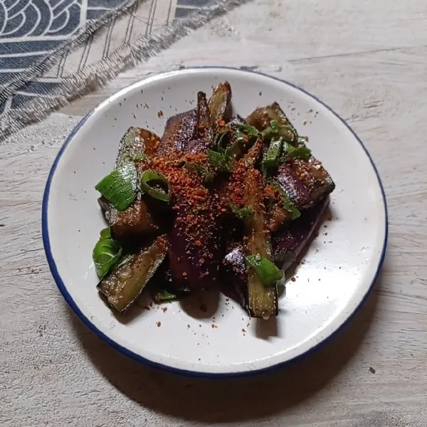 Pindahkan ke piring, taburi dengan cabe bubuk.