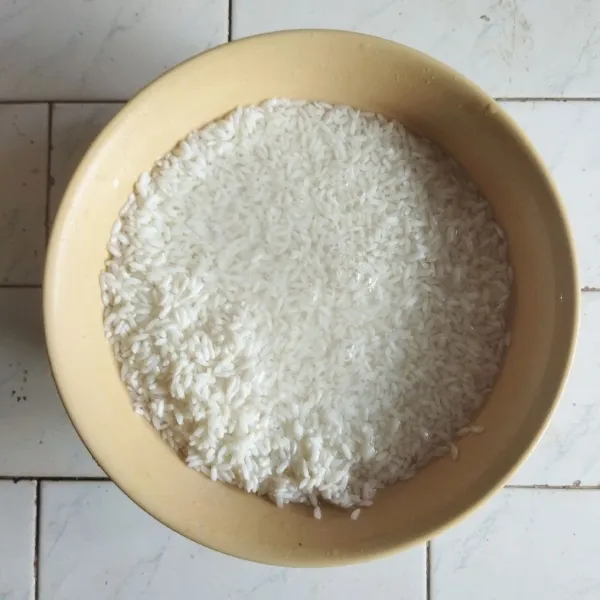 Campurkan kedua jenis beras, cuci, kemudian rendam selama 30 menit.