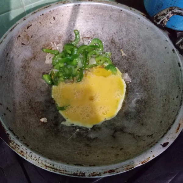 Masukkan telur, aduk-aduk bikin orak-arik. Bumbui garam, merica bubuk dan kaldu bubuk udang.