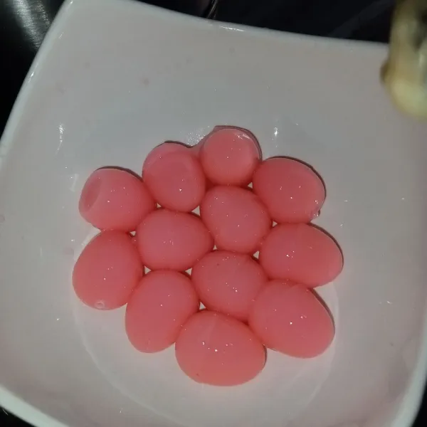 Keluarkan jelly dari cetakan kemudian masukkan ke dalam mangkuk.