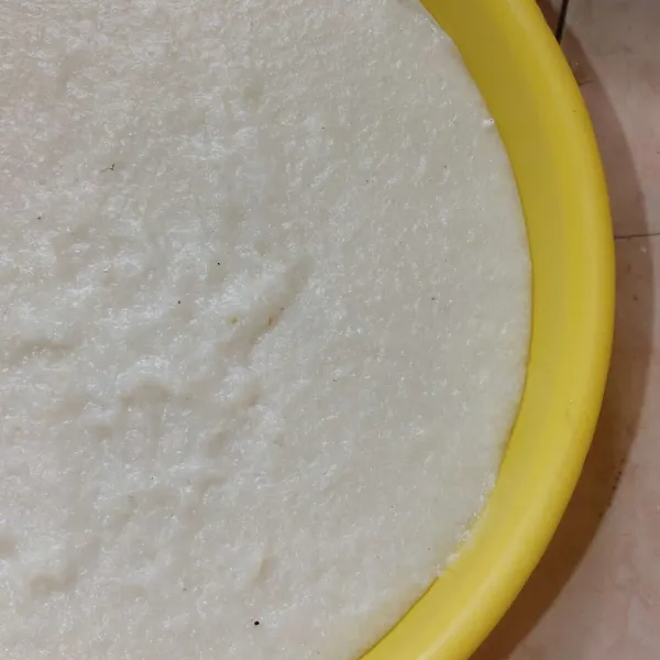 Masukkan ke loyang yang sudah diolesi sedikit minyak. Tunggu dingin, baru dipotong.