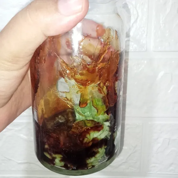 Kemudian tuang sirup gula aren di dalamnya dan ratakan di pinggiran gelas (supaya membentuk motif)