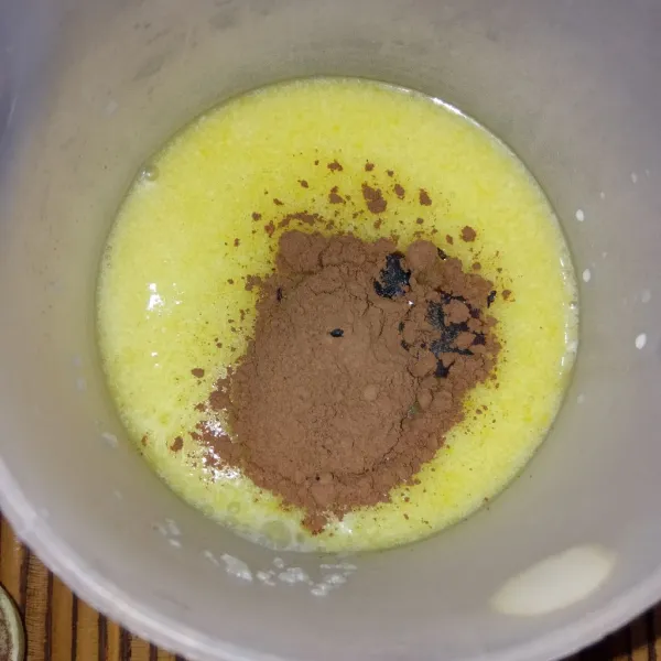 Ambil 300 ml adonan, beri cokelat bubuk dan pasta cokelat. Sedangkan sisa adonan puding lain dibiarkan original.