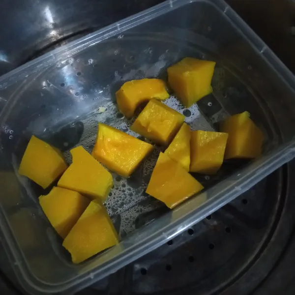 Kupas labu kuning, cuci kemudian kukus sampai empuk. Tunggu dingin.