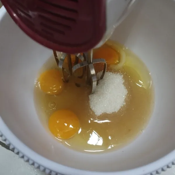 Campurkan gula pasir, telur, garam, dan SP menggunakan mixer dengan kecepatan tinggi sampai menjadi adonan kental putih dan berjejak