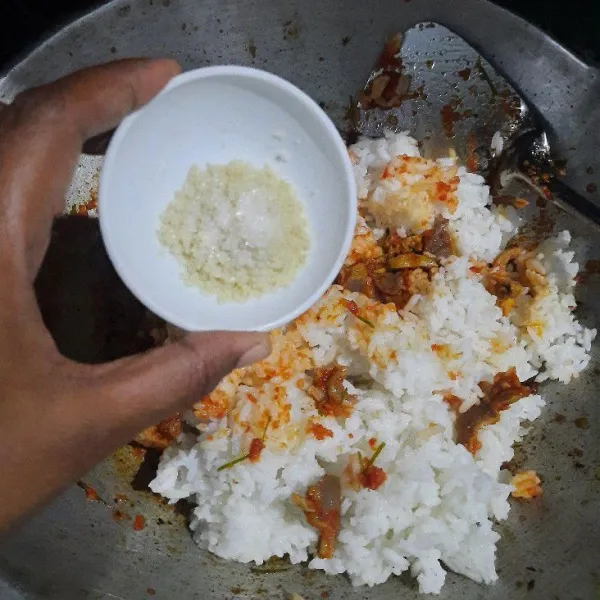 Tambahkan garam, kaldu bubuk dan kecap asin, aduk sampai merata. Gunakan api kecil agar tidak mengerak dan bumbu tercampur rata, jangan lupa cek rasa.
