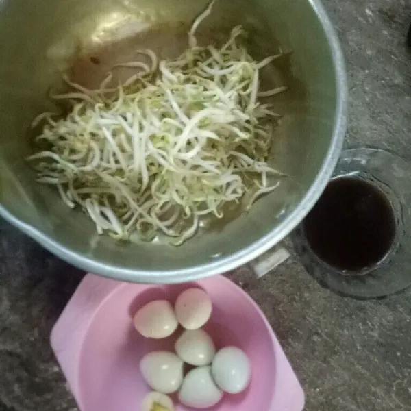 Pertama siapkan bahannya.