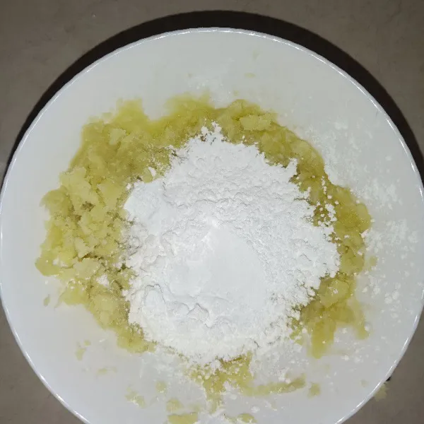 Masukkan tepung tapioka dan campur merata sampai kalis tidak lengket.