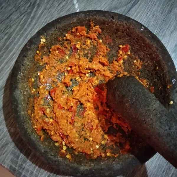 Uleg semua bumbu halus, bisa juga diblender.