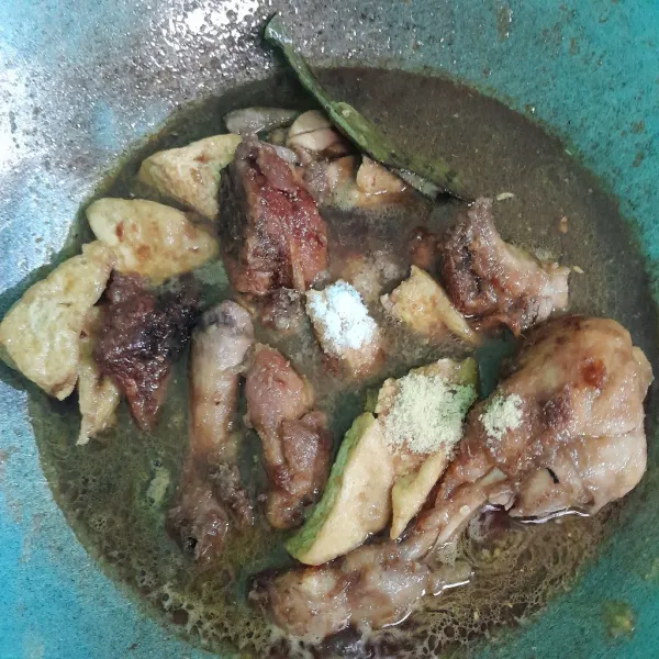 Tambahkan air, bumbui dengan kecap manis, merica, kaldu bubuk, dan garam. Masak sampai kuah mengental