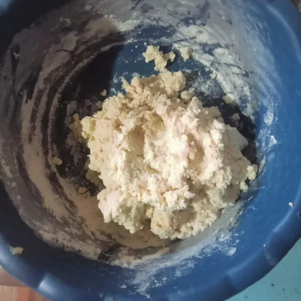 Campurkan tahu dengan tepung maizena dan tepung terigu, bumbui dengan bumbu yang sudah dihaluskan, garam, dan kaldu bubuk