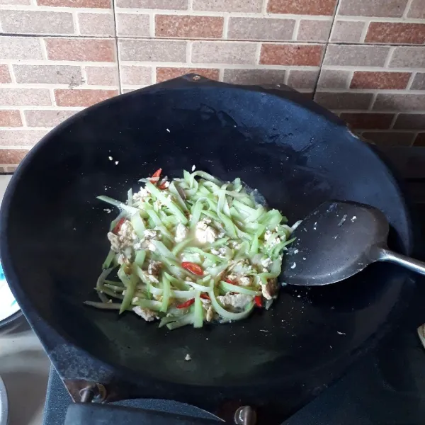 Campurkan telur, bawang goreng, cabai, jipang, kaldu, merica, gula, kecap ikan dan air. Aduk rata dan masak hingga matang.
