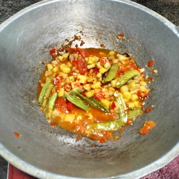 Masukkan kacang kapri, kentang, dan air. Masak lagi hingga matang seluruhnya.