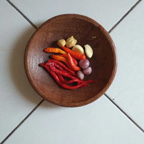 Haluskan cabe merah keriting, cabe rawit, bawang putih, bawang merah, kemiri.