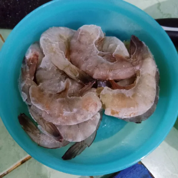 Bersihkan udang dan buang kepalanya