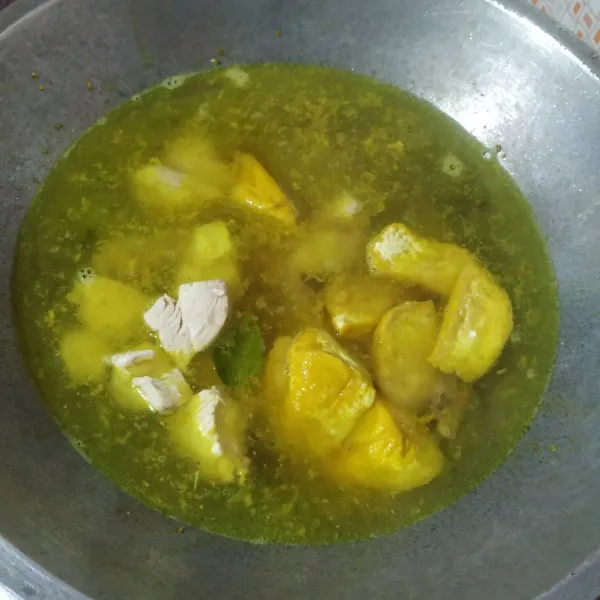Masukkan ayam dan tahu. Bumbui dengan garam, gula, dan kaldu bubuk