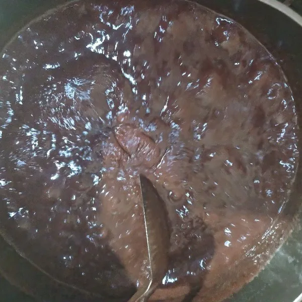 Masak di atas api kecil hingga mendidih.