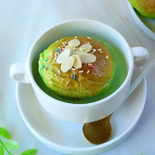 Tambahkan kacang almond dan meses di atasnya, sajikan.