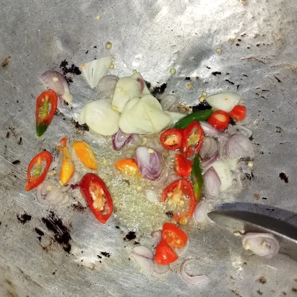 Tumis cabai rawit, cabai merah, bawang merah, dan bawang putih hingga harum dengan minyak secukupnya