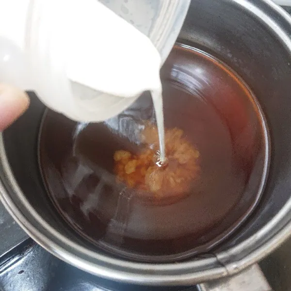 Encerkan tepung tapioka dengan sedikit air. Jika gula sudah larut tambahkan campuran tepung tapioka. Aduk rata.