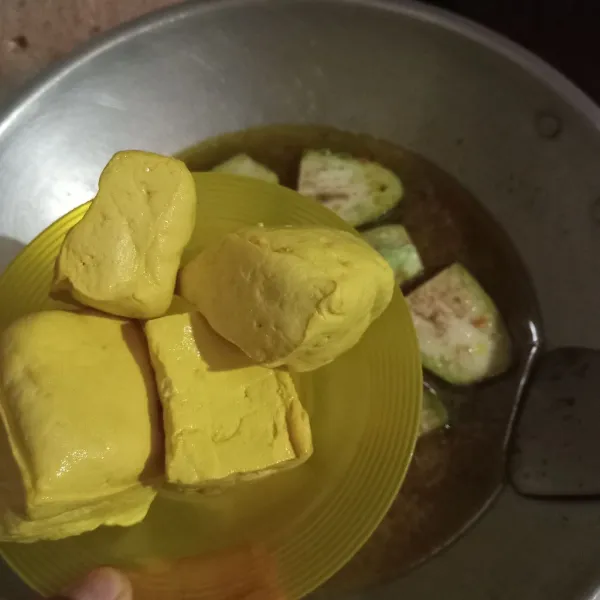 Masukan terong dan tahu tunggu hingga mendidih.