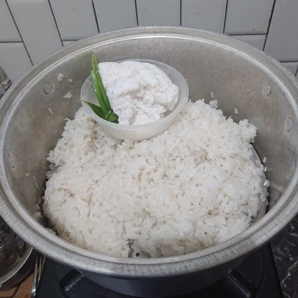 Kemudian panaskan kembali kukusan. Masukkan beras ketan. Untuk menghemat waktu, masukkan kelapa parut dan daun pandan ke dalam wadah dan kukus bersama beras ketan. Masak selama ± 30 menit.