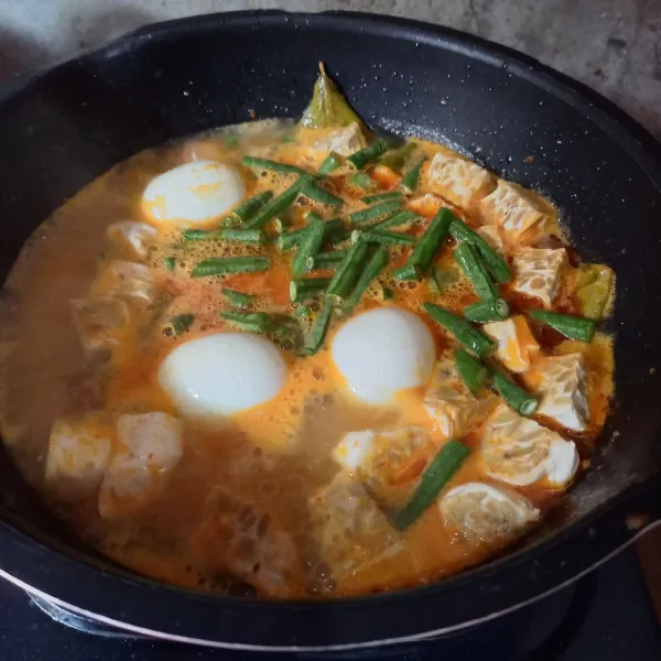 Masukkan telur, tempe, dan kacang panjang.
