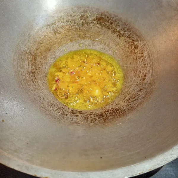 Goreng bawang merah sampai berbau harum.