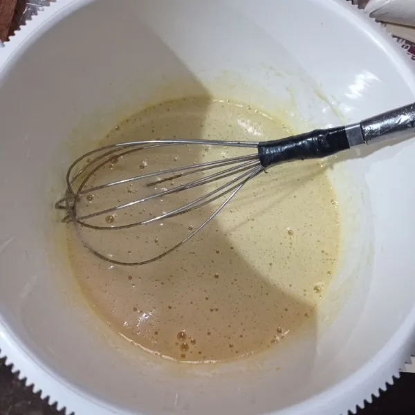 Kocok telur dan gula halus menggunakan pengocok (whisk) sampai berbusa dan gula larut